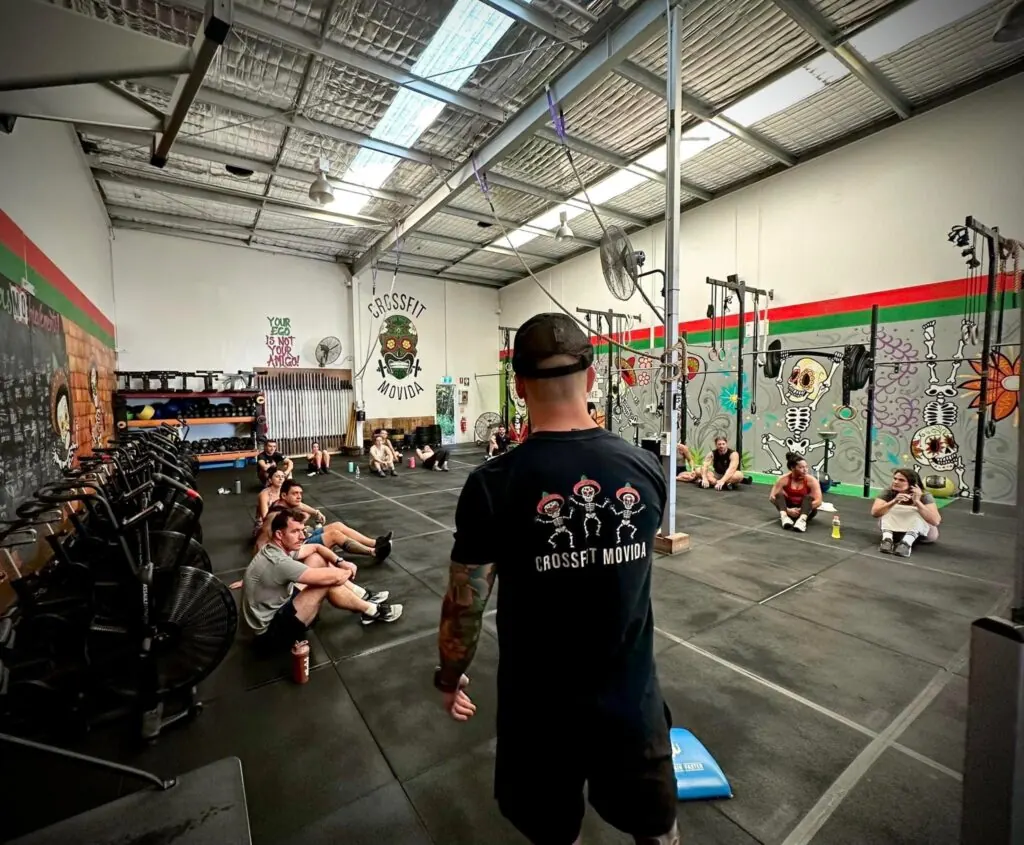 Athlete performing back squat at Crossfit Movida